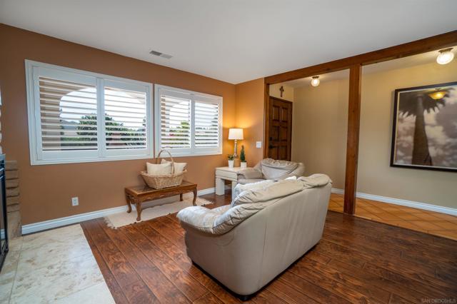2826 Calle De Malibu, Escondido CA: https://media.crmls.org/mediaz/f92c8d76-1e3e-4398-83bf-1d7d0667fb52.jpg