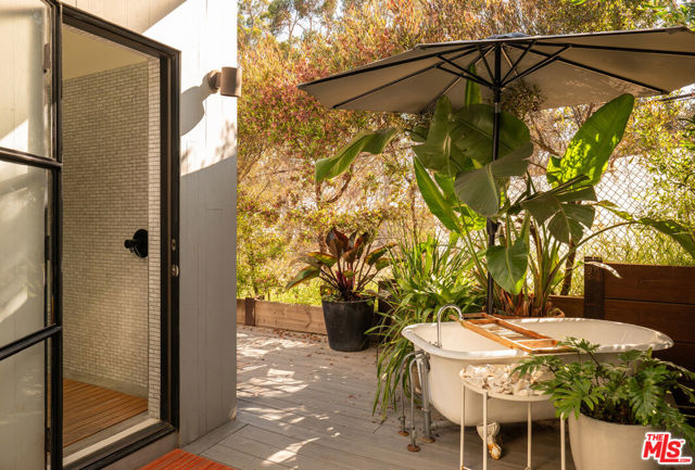 28036 Sea Lane Drive, Malibu CA: https://media.crmls.org/mediaz/f92d1e3d-503b-468c-a559-9f7626d40c5f.jpg