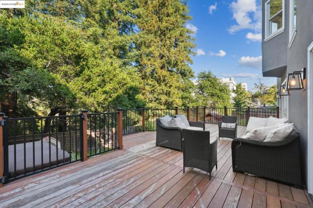 946 Alma Pl, Oakland CA: https://media.crmls.org/mediaz/f92dfa00-3f50-41bc-bfea-a4275927c277.jpg