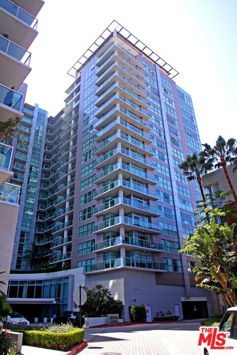 13700 Marina Pointe Drive, Venice CA: https://media.crmls.org/mediaz/f92ed0e9-6db6-48ec-9f46-816461a3d3ae.jpg
