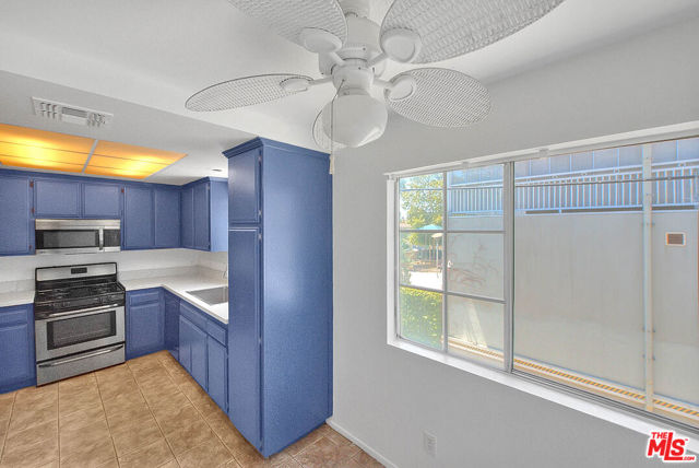 8741 Darby Avenue, Northridge CA: https://media.crmls.org/mediaz/f92f1da1-0fcd-4e3a-8f1a-ff26f9a4d2f8.jpg