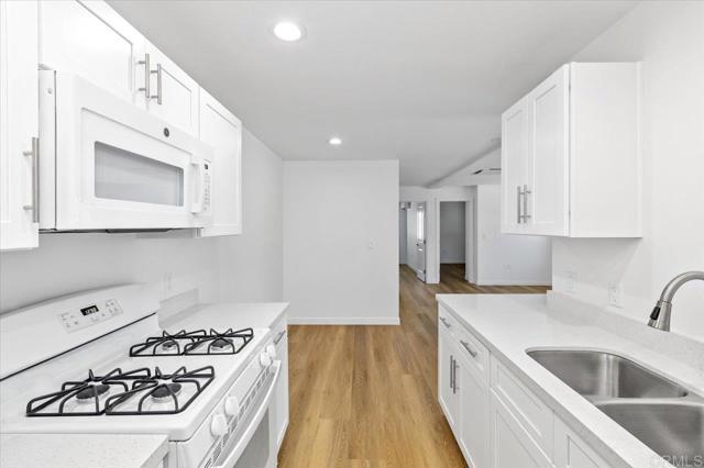 Detail Gallery Image 7 of 30 For 406 S Cleveland, Oceanside,  CA 92054 - 2 Beds | 1 Baths