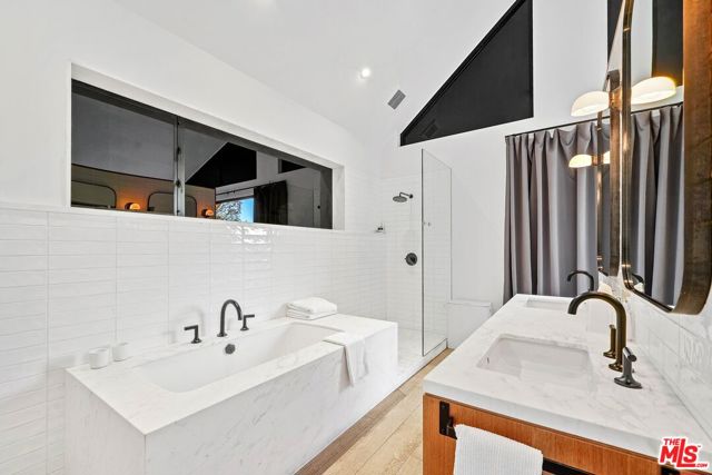 810 Amoroso Place, Venice CA: https://media.crmls.org/mediaz/f9309ac8-6560-43f1-84d3-864e4cf84c37.jpg
