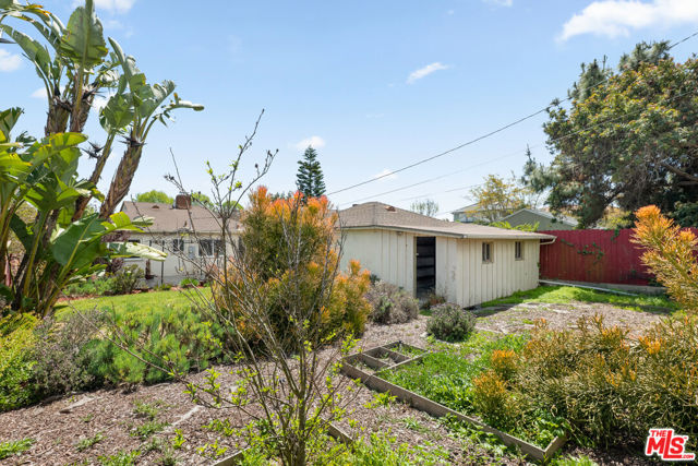 7601 Dunfield Avenue, Los Angeles CA: https://media.crmls.org/mediaz/f93114ff-59da-4d69-9a00-3ce4297deb3b.jpg