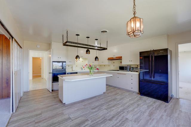 5995 La Jolla Corona Dr., La Jolla CA: https://media.crmls.org/mediaz/f9318259-7ba0-4e78-9819-2ea31f63fc90.jpg