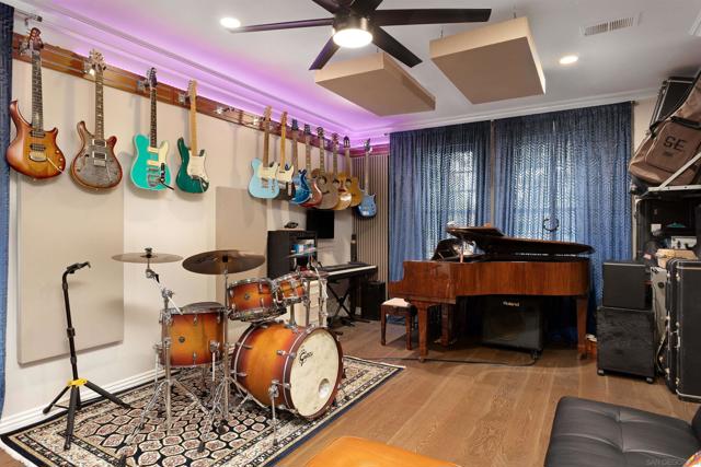 1217 BELLEFLOWER RD, Carlsbad CA: https://media.crmls.org/mediaz/f931af4b-2bf5-439f-952a-d8092257b33c.jpg