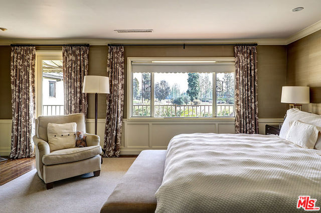 322 N June Street, Los Angeles CA: https://media.crmls.org/mediaz/f9324273-ec2c-4701-9a6c-adff5a509f9b.jpg