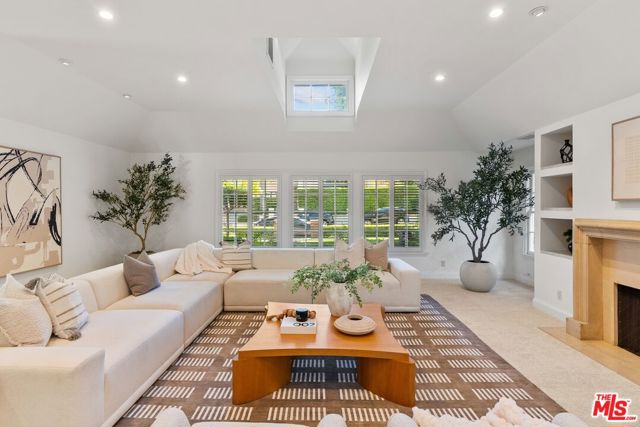 2596 Wallingford Drive, Beverly Hills CA: https://media.crmls.org/mediaz/f932a43c-31ab-4dbc-84f4-f47f3b640248.jpg