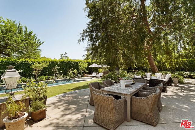 143 S Muirfield Road, Los Angeles CA: https://media.crmls.org/mediaz/f932b90e-bc9f-4034-b3ef-f05abf1fe685.jpg