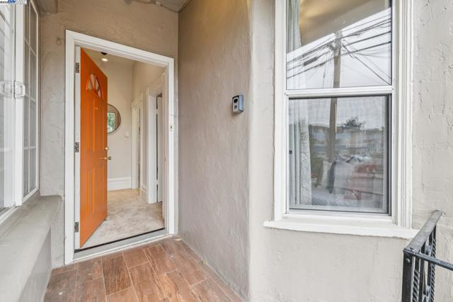 545 Central Ave, Alameda CA: https://media.crmls.org/mediaz/f9339eff-e639-44bc-a298-17de125e4a8c.jpg