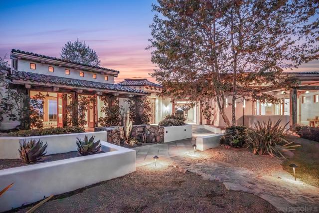 6884 El Camino Del Norte, Rancho Santa Fe CA: https://media.crmls.org/mediaz/f933e1db-8734-4e4a-bd49-258ddde85b38.jpg