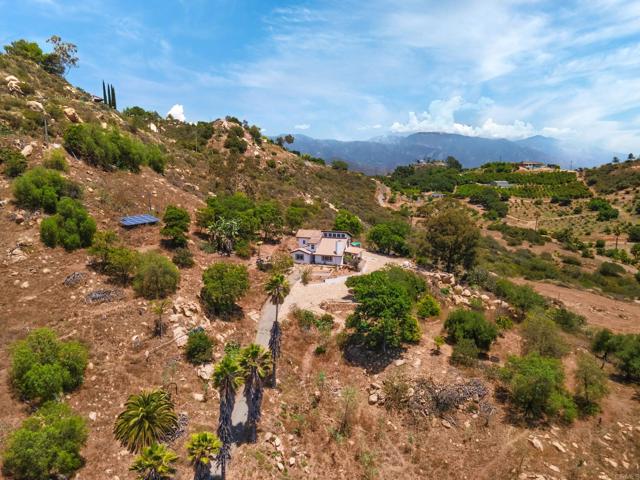 9202 Moon Ridge Road, Fallbrook CA: https://media.crmls.org/mediaz/f934516a-a7c1-49b6-9d25-689a1863f10f.jpg