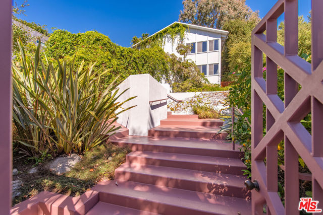16449 Akron Street, Pacific Palisades CA: https://media.crmls.org/mediaz/f9353513-69d8-4faf-b369-5a438282d98d.jpg