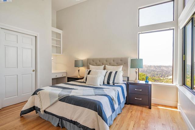 530 Oakshire Pl, Alamo CA: https://media.crmls.org/mediaz/f93641bb-018a-48d2-aa26-929ce1a3625c.jpg