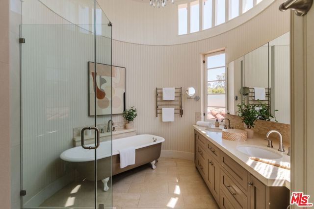 463 N Greencraig Road, Los Angeles CA: https://media.crmls.org/mediaz/f936e0c3-45da-426a-8f45-238b055a8f1b.jpg