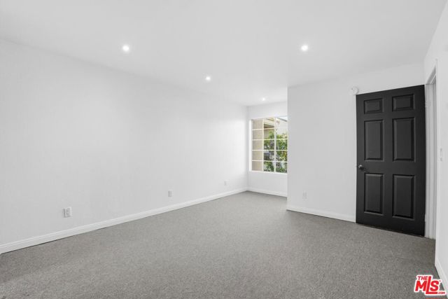 5530 Owensmouth Avenue, Woodland Hills CA: https://media.crmls.org/mediaz/f9379b8f-2360-495a-9cab-99cc6037d7eb.jpg