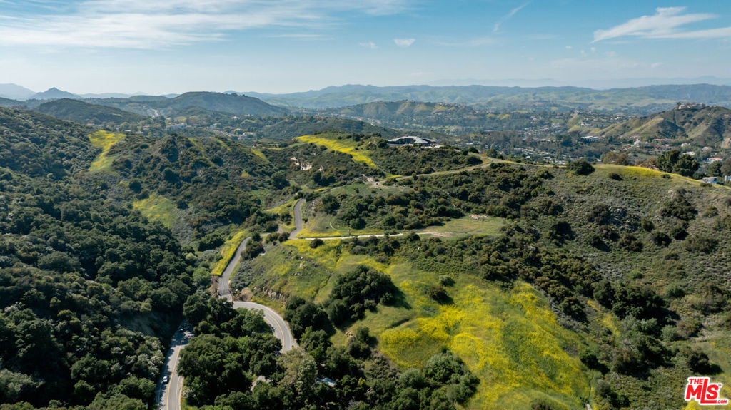 https://media.crmls.org/mediaz/f9383c28-3e84-4572-9c72-a93a295d1beb.jpg?preset=X-Large