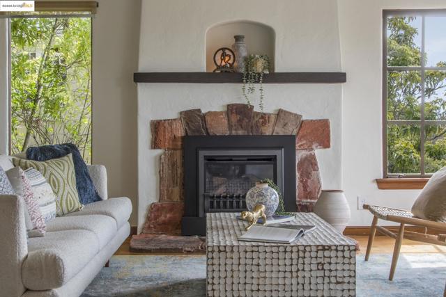 981 Indian Rock Ave, Berkeley CA: https://media.crmls.org/mediaz/f93917c4-4757-4bcd-a45d-767fe2ac4e86.jpg