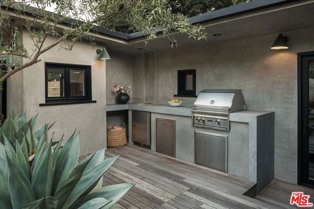 8466 Brier Drive, Los Angeles CA: https://media.crmls.org/mediaz/f939712d-dfb1-4b6f-8b3e-240594e14a60.jpg