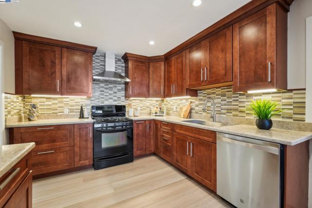 431 Alameda De Las Pulgas, Redwood City CA: https://media.crmls.org/mediaz/f93a6646-c299-4e76-ab02-e02c27ea44c3.jpg