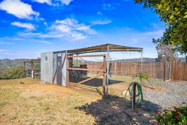 15636 Sage Hill Drive, Ramona CA: https://media.crmls.org/mediaz/f93aaebb-5eec-4786-9d15-0f8faefc81d8.jpg