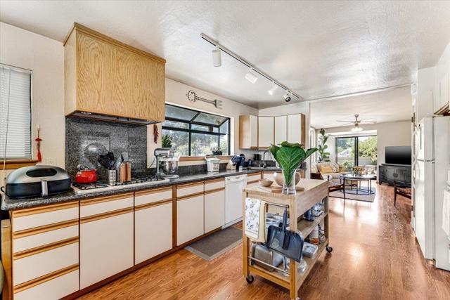 522 Oak Drive, Capitola CA: https://media.crmls.org/mediaz/f93c277d-299f-48fc-aed2-dee0c2de6049.jpg