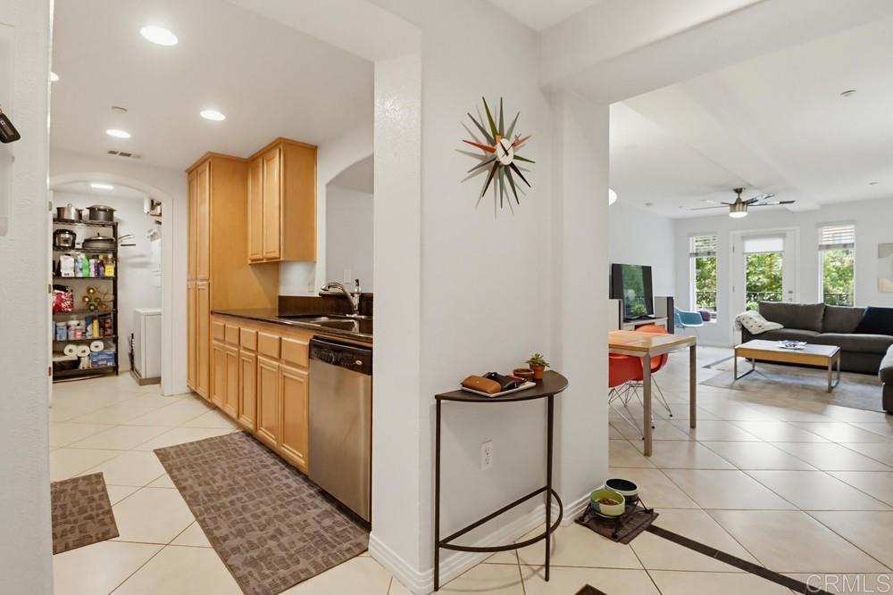 301 W G St - photo 6