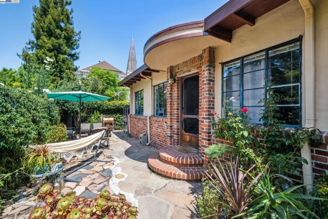 1421 Chestnut St, Alameda CA: https://media.crmls.org/mediaz/f93d94aa-d762-4523-969c-d501e663a5a8.jpg