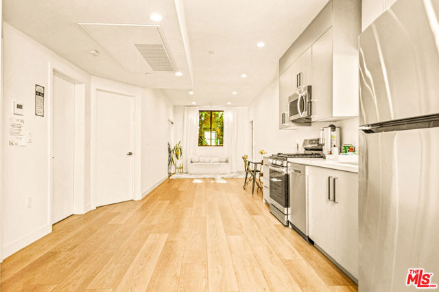 535 N Formosa Avenue, Los Angeles CA: https://media.crmls.org/mediaz/f93f35e6-09f8-4f03-a87f-2826be48a12a.jpg