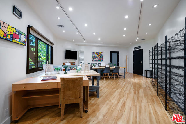 3000 Cornwall Drive, Glendale CA: https://media.crmls.org/mediaz/f9406fd6-8f19-48f9-844a-e076778af458.jpg