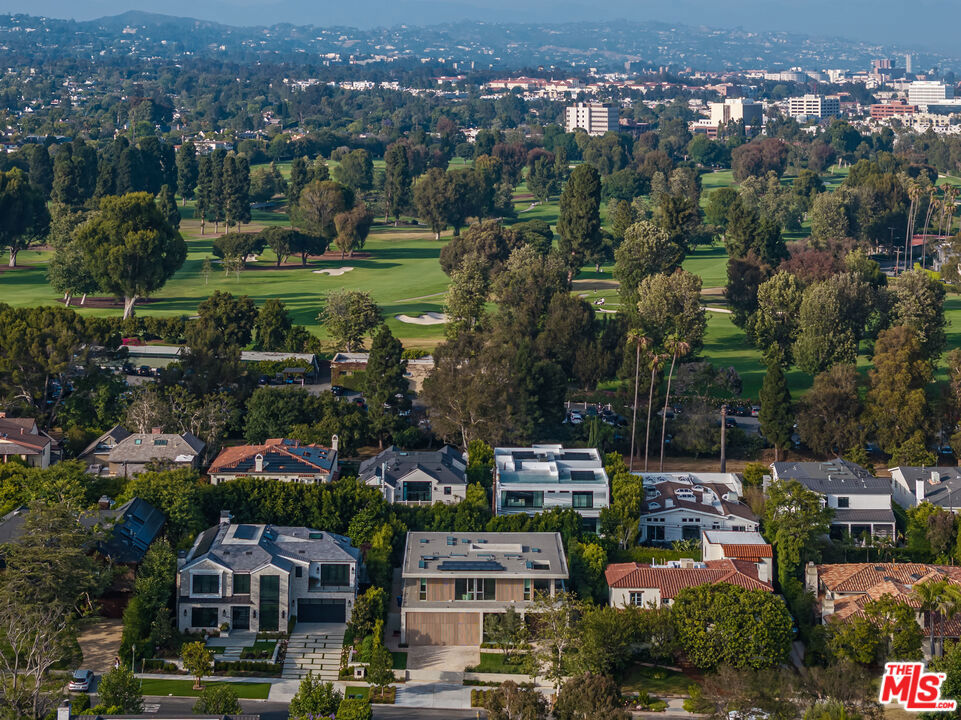 https://media.crmls.org/mediaz/f9413085-950f-4172-b25b-6b1975a6385f.jpg?preset=X-Large