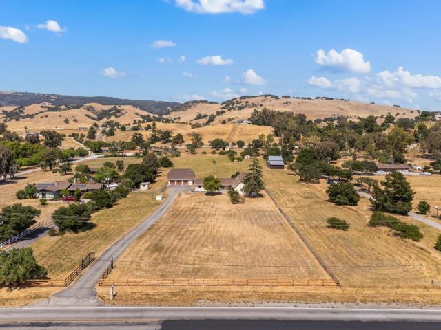 10980 New Avenue, Gilroy CA: https://media.crmls.org/mediaz/f9417ee3-ffe0-4d05-ade2-7096be934f2b.jpg