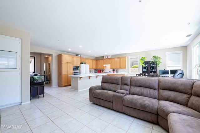 1633 Lola Way, Oxnard CA: https://media.crmls.org/mediaz/f9428e6f-a376-455b-b0fd-fa1ddb650f10.jpg
