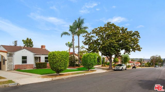 4325 W 58th Place, Los Angeles CA: https://media.crmls.org/mediaz/f942912b-6762-4631-bd69-1a563b871368.jpg