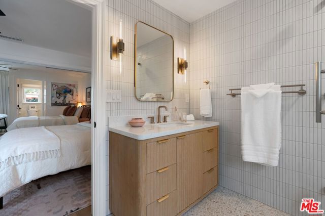 3864 3rd Avenue, Los Angeles CA: https://media.crmls.org/mediaz/f9430933-4b4b-49cb-8a30-4554660e95a1.jpg