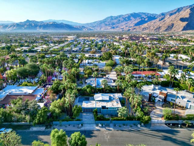 1055 E Granvia Valmonte, Palm Springs CA: https://media.crmls.org/mediaz/f94405e9-1aae-4a19-a039-90ad7dbf1e1f.jpg