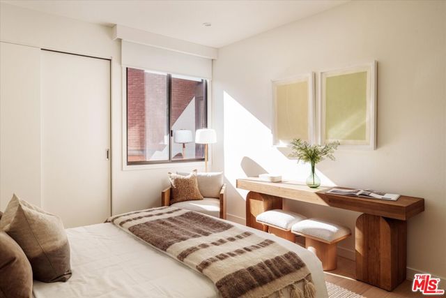 300 N Swall Drive, Beverly Hills CA: https://media.crmls.org/mediaz/f945b098-d69b-4690-bfdd-a80206b35a4d.jpg