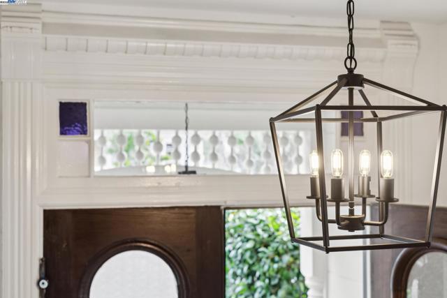 2120 Encinal Ave, Alameda CA: https://media.crmls.org/mediaz/f945e15c-af00-4931-b010-04c335639e3b.jpg