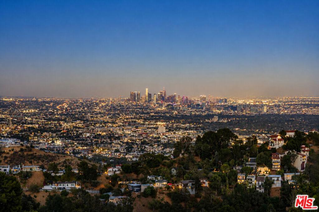 https://media.crmls.org/mediaz/f9476945-3624-4ba2-a30a-c30721c7557b.jpg?preset=X-Large