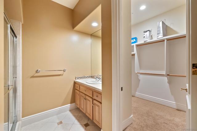 18050 Rancho La Cima Corte, Rancho Santa Fe CA: https://media.crmls.org/mediaz/f947e459-3e77-4caa-90e8-310c264b25cf.jpg