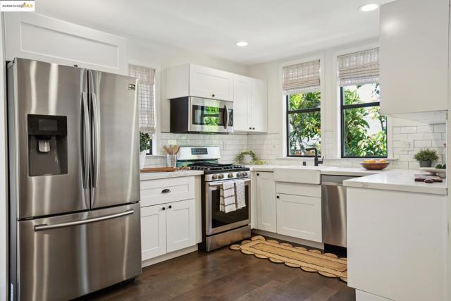 3360 Arizona St, Oakland CA: https://media.crmls.org/mediaz/f94815b6-d322-4072-a3a5-c9050969ad42.jpg