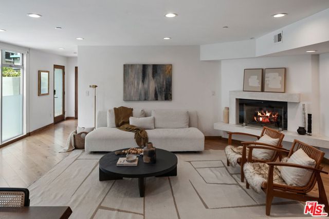 512 Brooks Avenue, Venice CA: https://media.crmls.org/mediaz/f9485c1a-af79-4b73-b811-98feb914301e.jpg