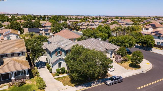 53 Puffin Cir, Oakley CA: https://media.crmls.org/mediaz/f9495903-eee2-4f44-b5a6-7968c8137d81.jpg
