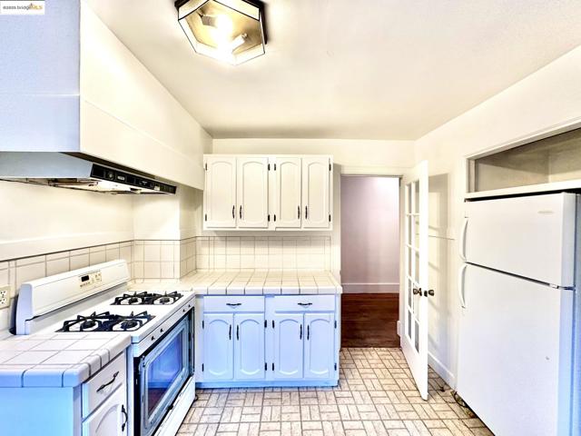 6014 La Salle Ave, Oakland CA: https://media.crmls.org/mediaz/f94962e8-95a8-4b90-b1ef-895473ec2cda.jpg