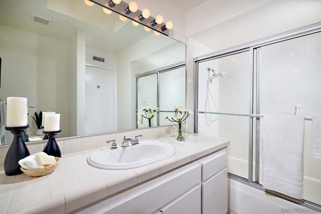 2162 Caminito Circulo Sur, La Jolla CA: https://media.crmls.org/mediaz/f94abb35-1a20-4cf5-9cf9-ed3977a60224.jpg