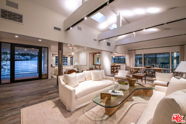 25010 Jim Bridger Road, Hidden Hills CA: https://media.crmls.org/mediaz/f94ca55b-8c2d-4ba5-a6d0-3fa607633cf0.jpg