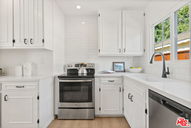 4101 Coolidge Avenue, Los Angeles CA: https://media.crmls.org/mediaz/f94edb2b-6621-4f9e-babf-b9eb94e7c536.jpg
