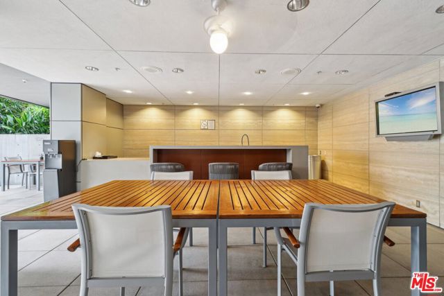 1155 S Grand Avenue, Los Angeles CA: https://media.crmls.org/mediaz/f94f0b97-a2c2-499f-9575-74183315987b.jpg