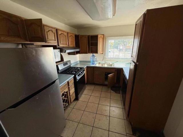 1125 Garden Street, East Palo Alto CA: https://media.crmls.org/mediaz/f94f6cd2-8461-4984-8831-f1f437892d88.jpg