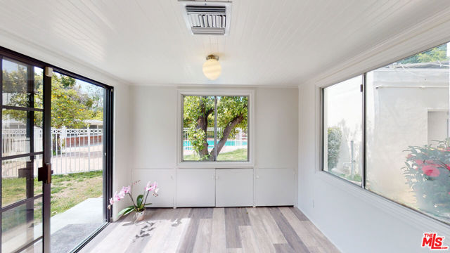 525 N Rexford Drive, Beverly Hills CA: https://media.crmls.org/mediaz/f94f9f8e-e13e-46ad-ad22-7b029865a69a.jpg